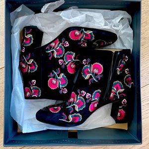 Ann Taylor ankle boots 5.5 (wore once)